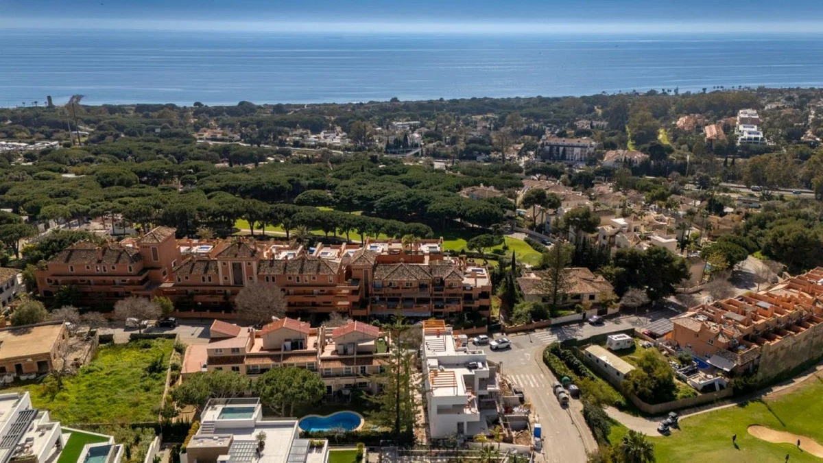 Renovated Artola townhouse, three bedrooms