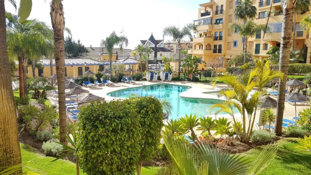 Apartamento en planta media con piscina comunitaria