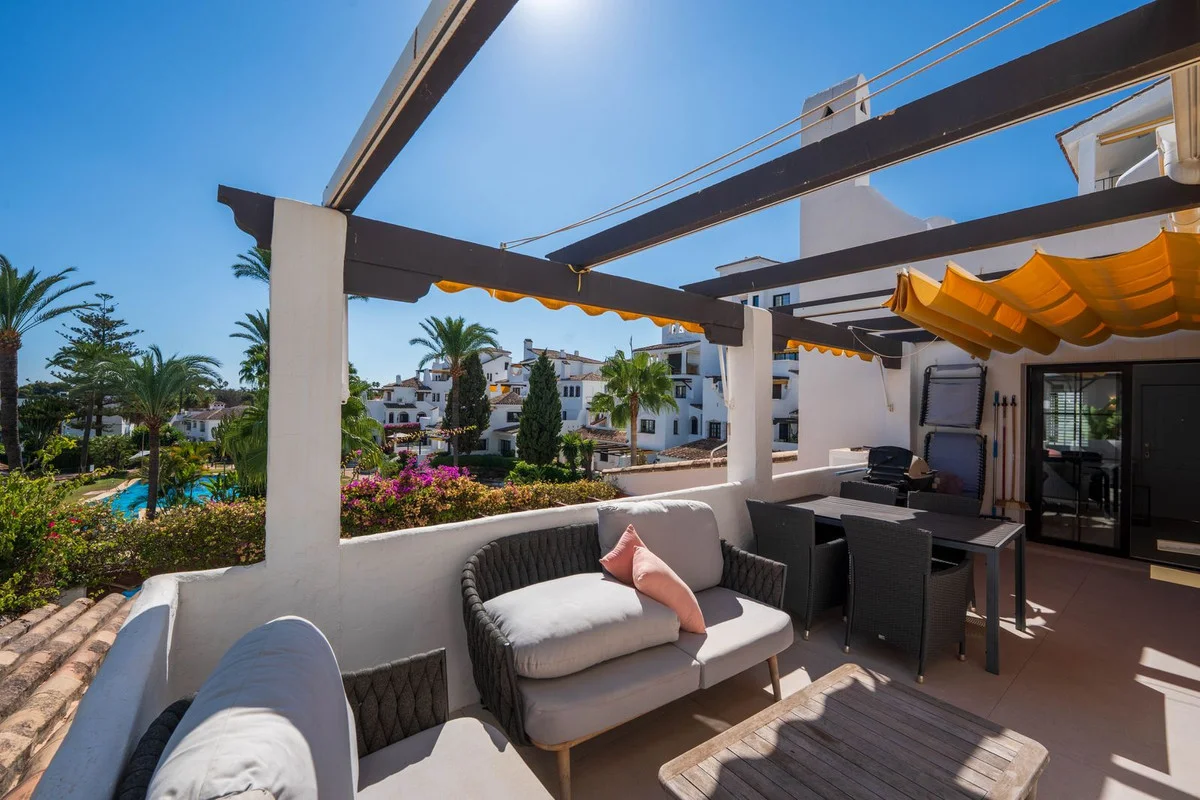 Apartamento reformado de dos dormitorios con piscina