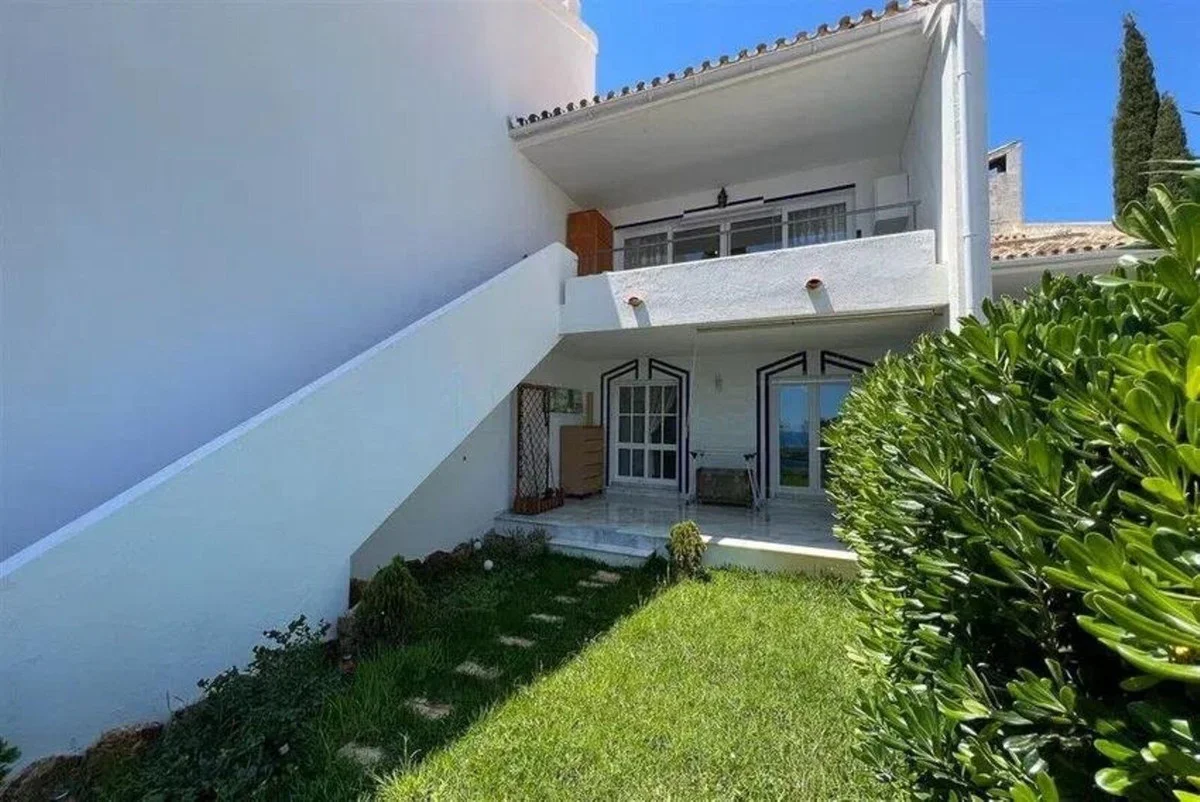 Sea-view townhouse in Calahonda, four bedrooms