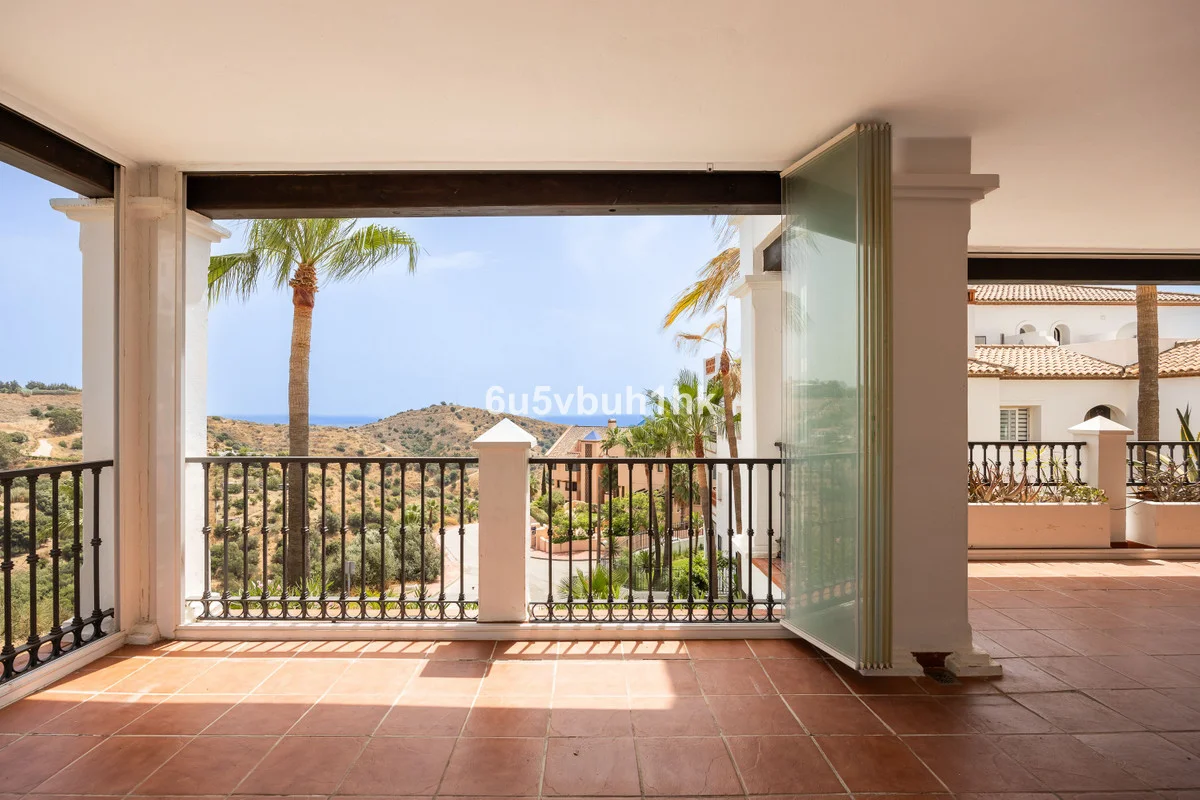 Amplio apartamento en Calahonda con potencial
