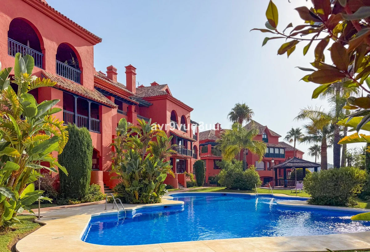 Apartamento de tres dormitorios con vistas al mar en Calahonda