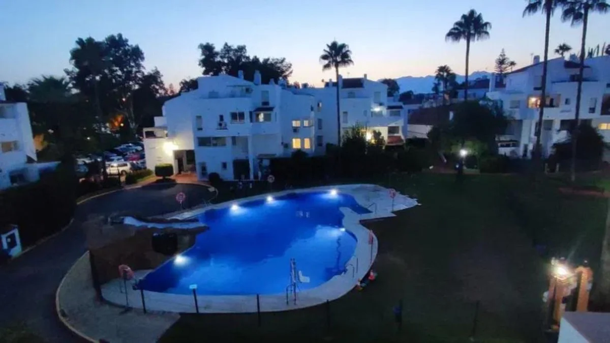 Apartamento de tres dormitorios con piscina en Elviria