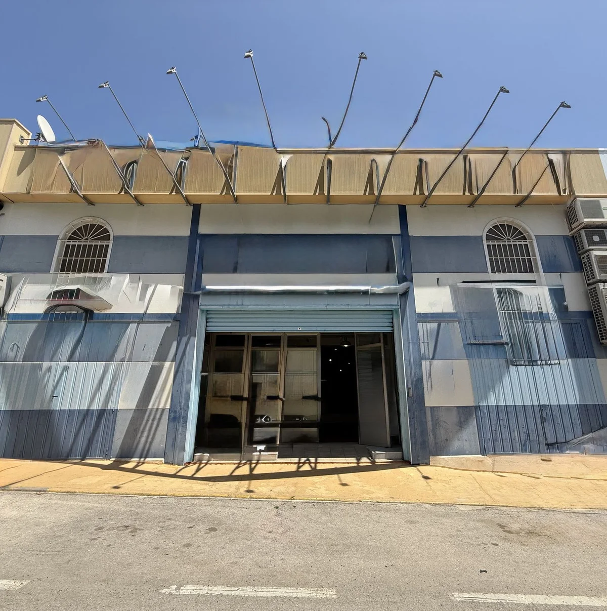 Three-floor warehouse with showroom