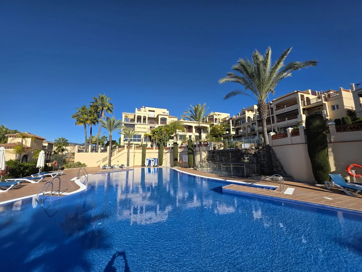 Atalaya corner apartment with resort amenities