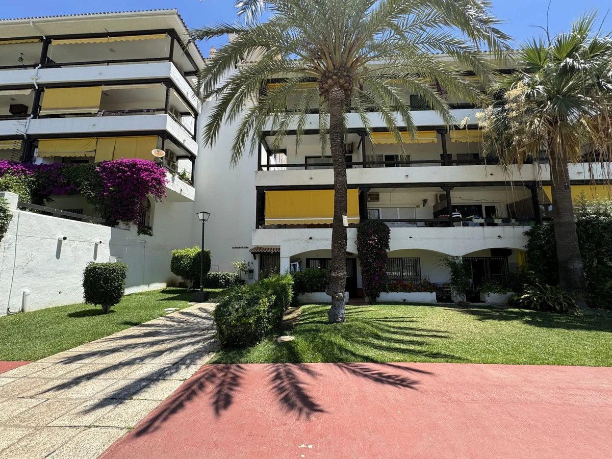 Apartamento reformado con jardines en Marbella