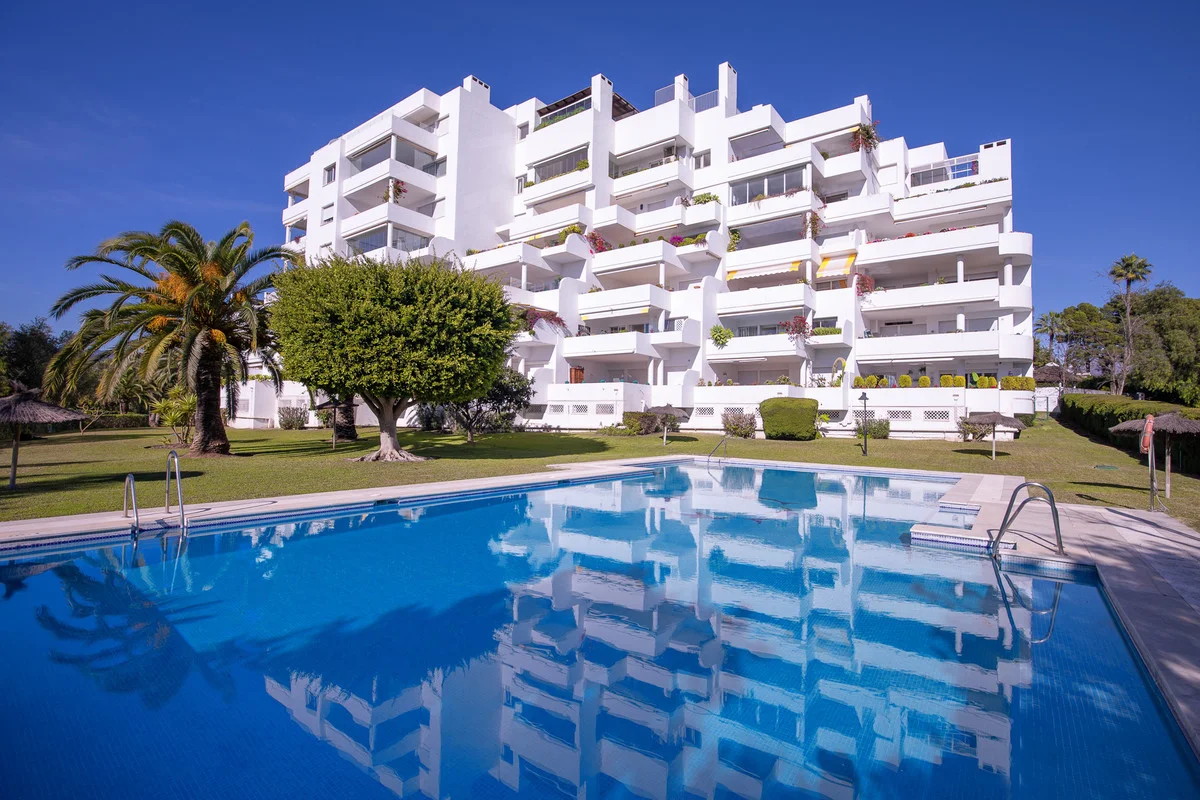 Spacious Guadalmina Alta golf apartment