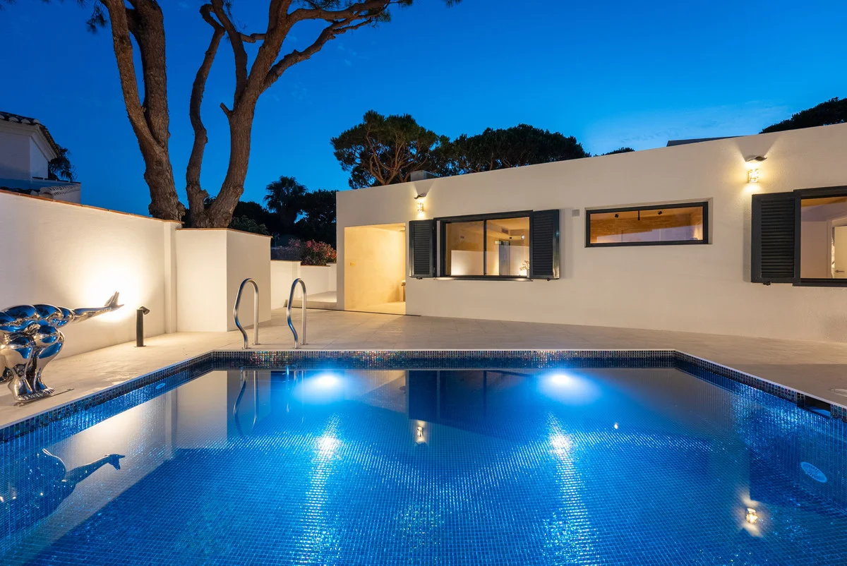 Villa renovada en Calahonda, cuatro dormitorios