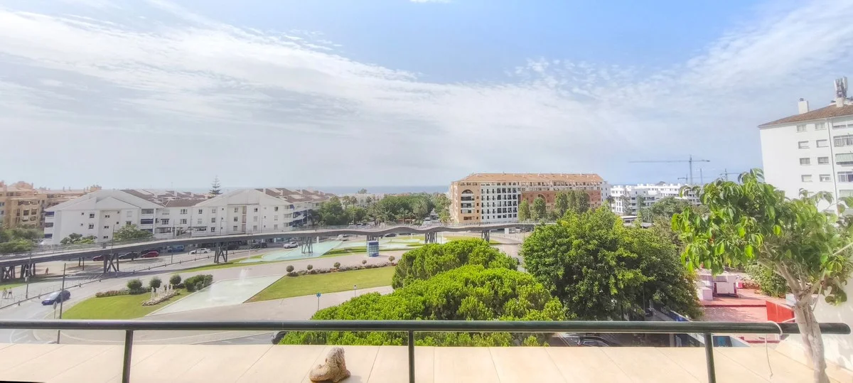 Four-bedroom central flat with sea views
