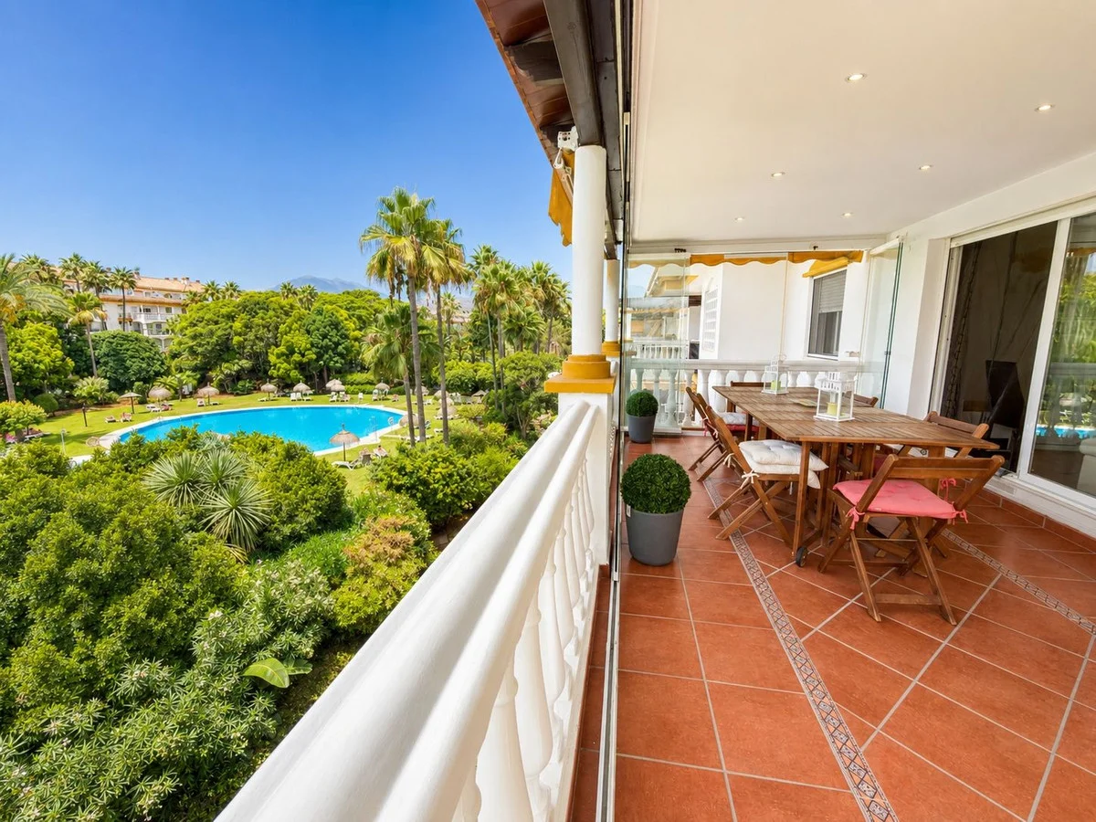 Marbella apartment with terrace and pools