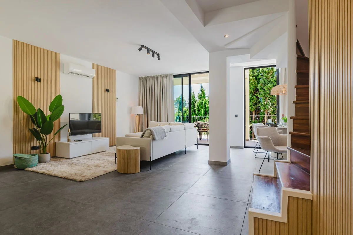 Reformed Aloha townhouse with sea views