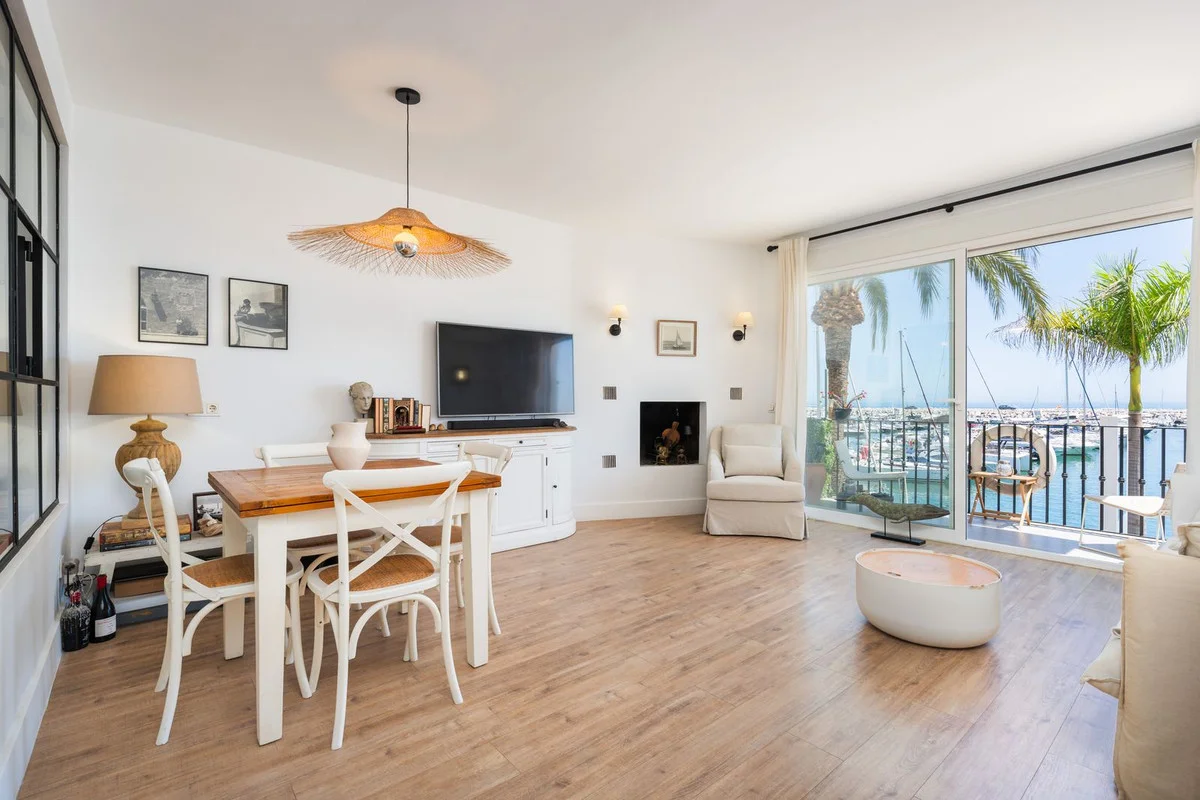 Renovated Puerto Banús marina apartment