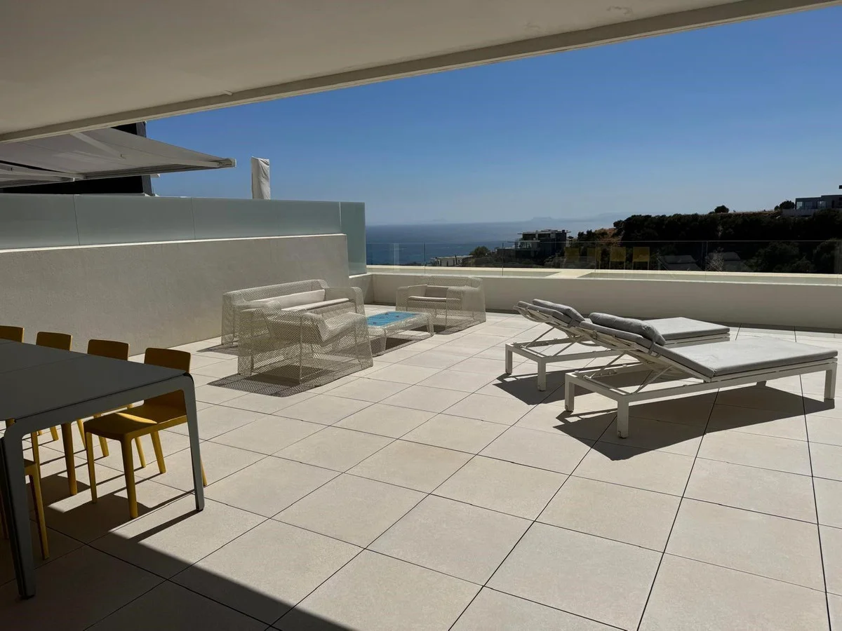 Sea-view apartment with three bedrooms