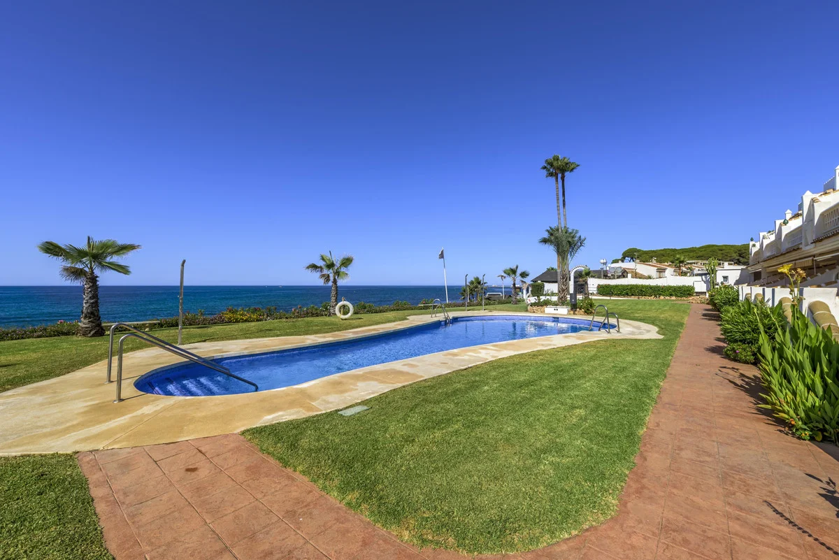 Beachfront Calahonda penthouse, 2 bedrooms