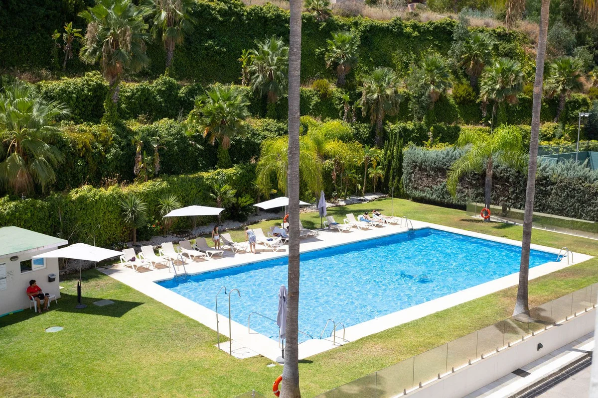 Renovated Nueva Andalucía apartment with license