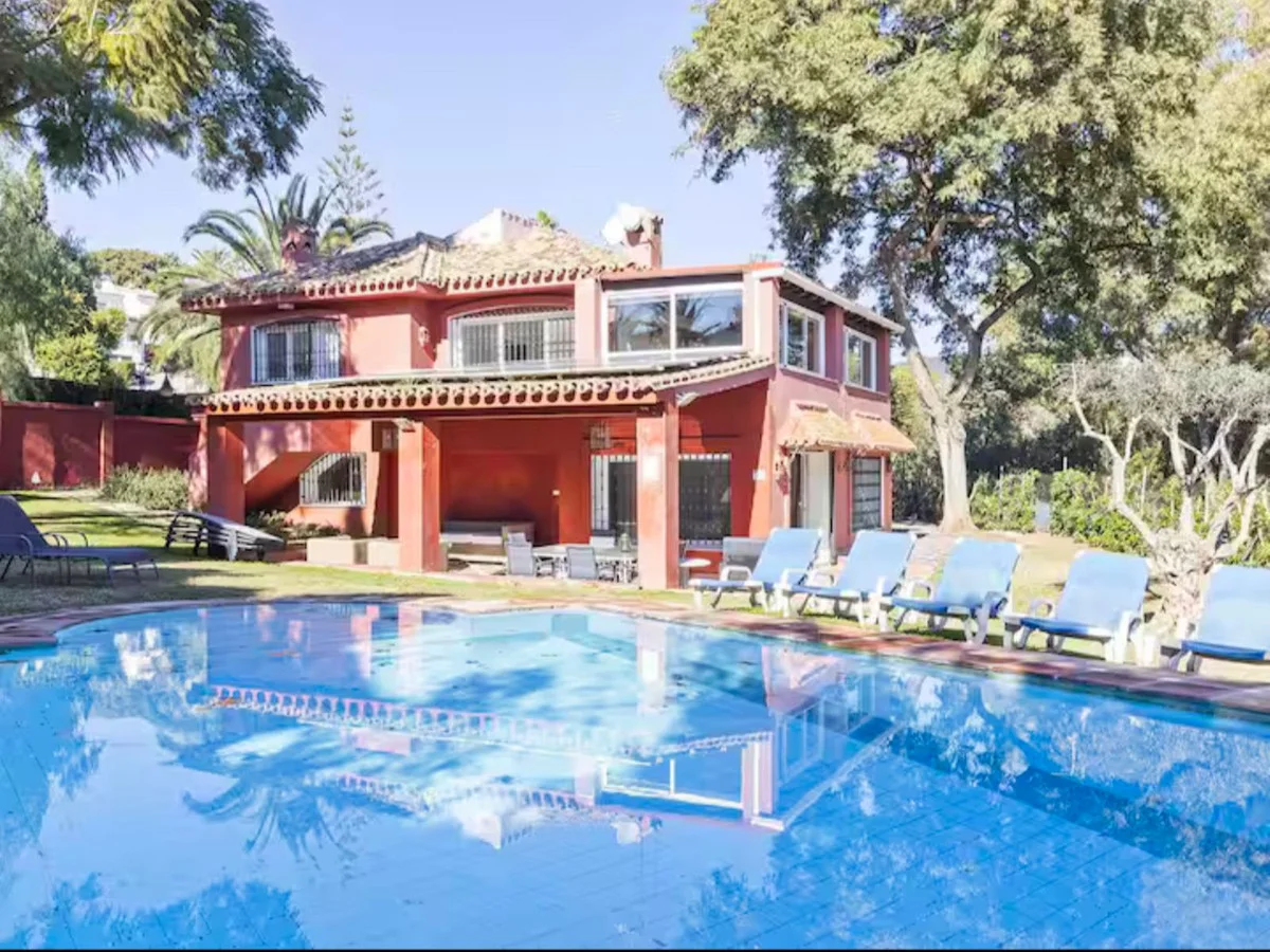 Villa de seis dormitorios en Elviria con piscina
