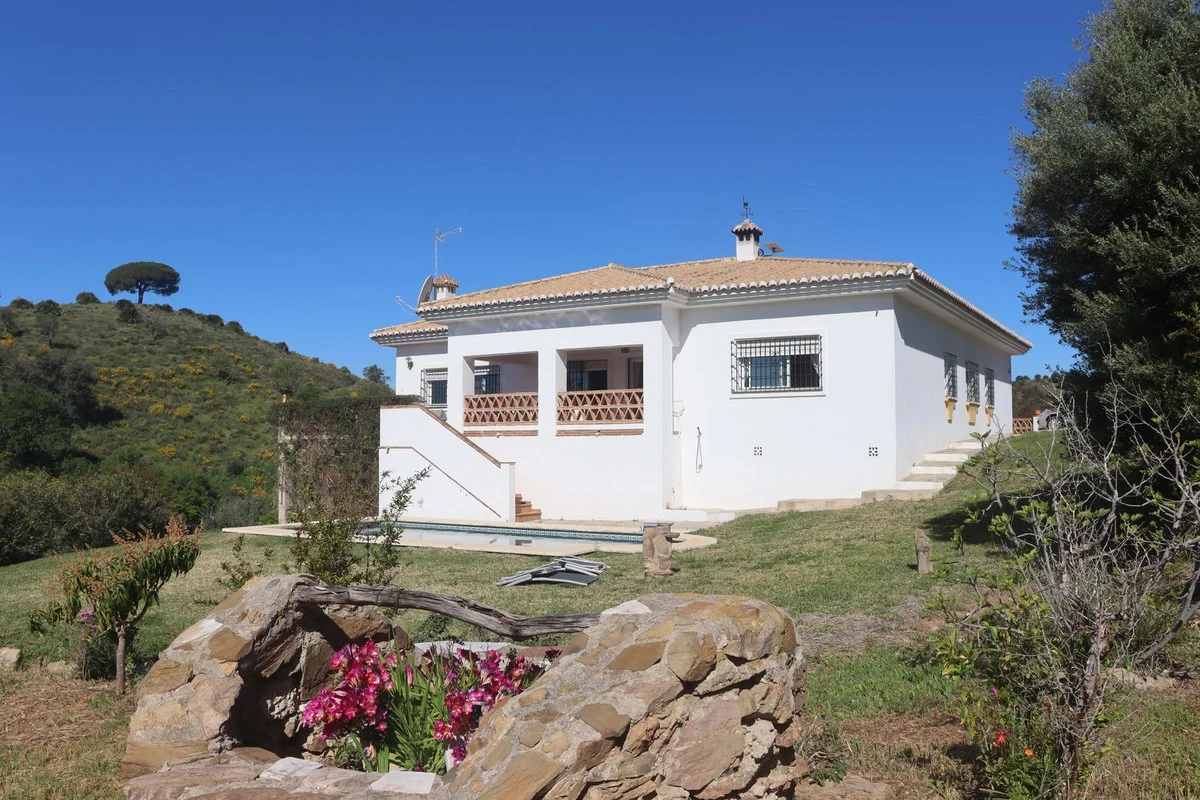 Spacious rural home with conversion potential