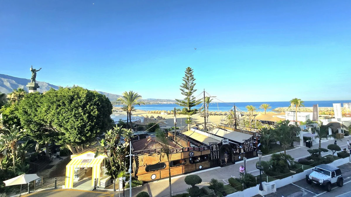 Sea-view apartment in Puerto Banús