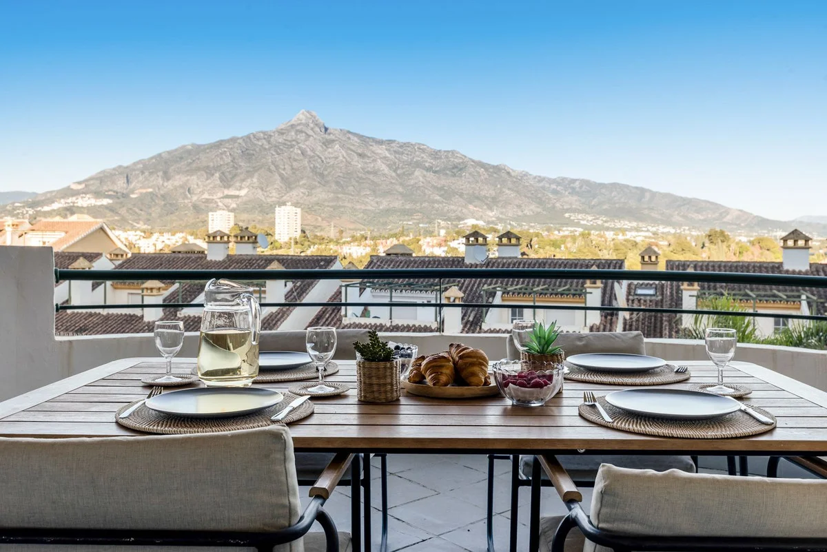 Renovated Nueva Andalucía apartment, 2 bedrooms