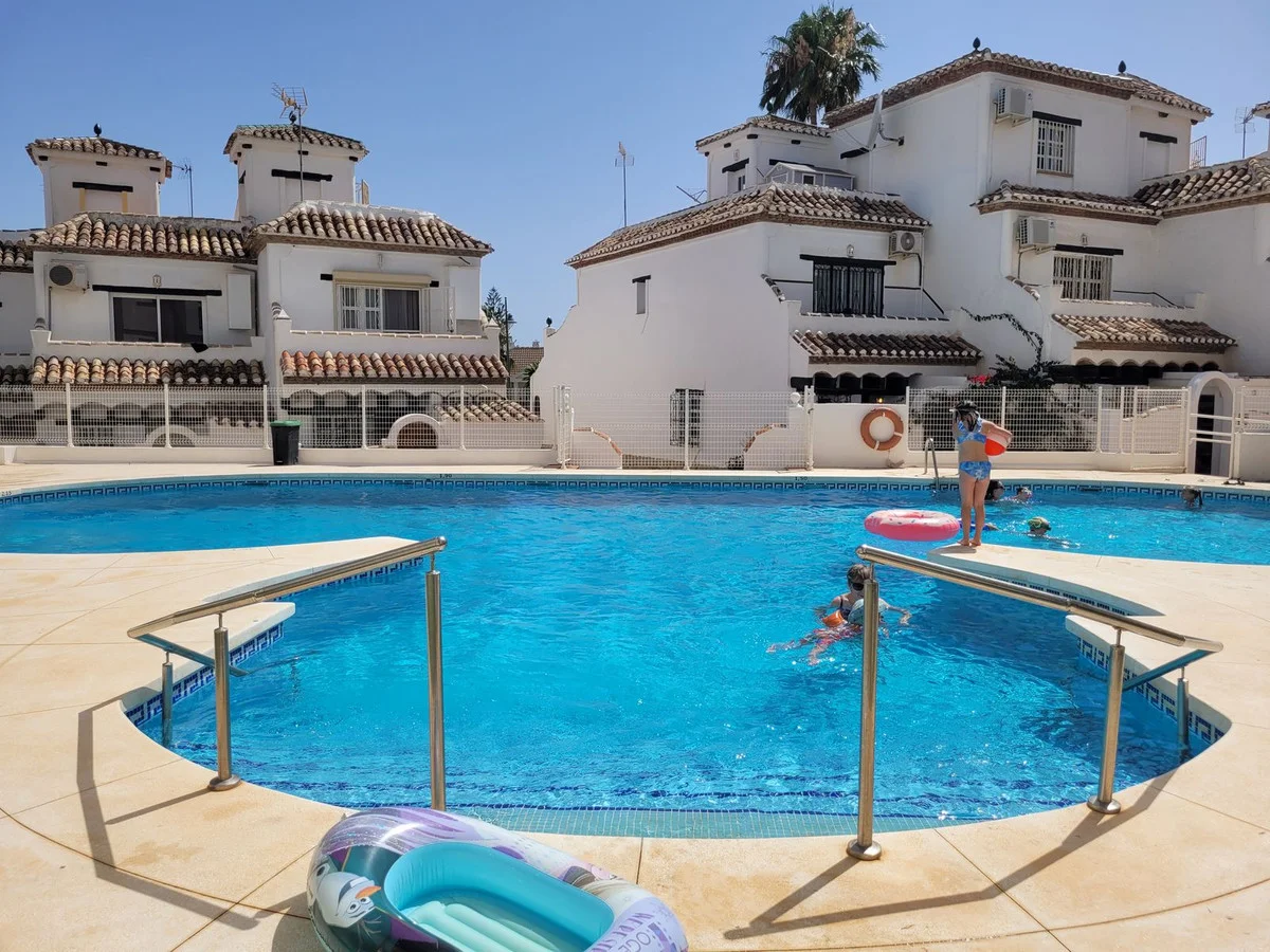 Casa en Calahonda con solárium y vistas al mar