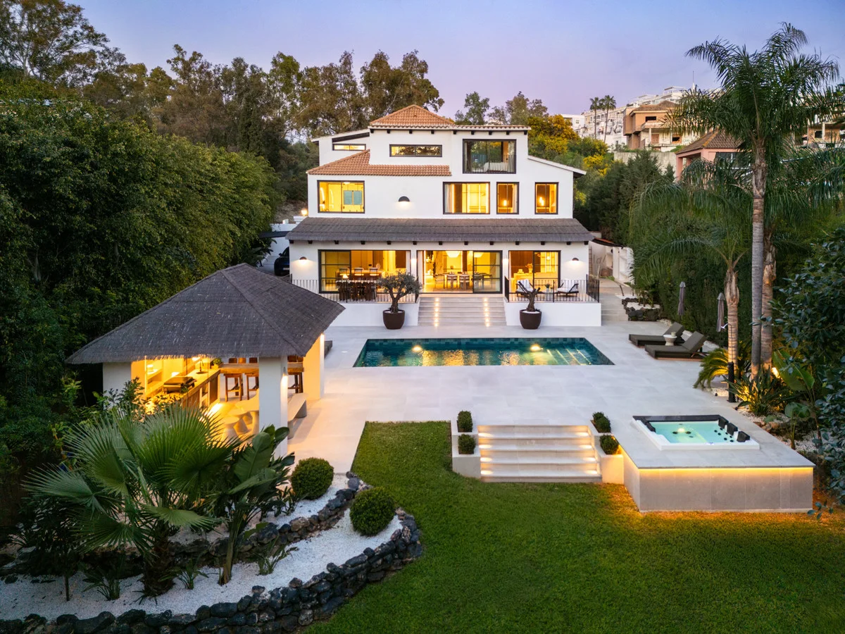 Chalet reformado de cinco suites en Nueva Andalucía