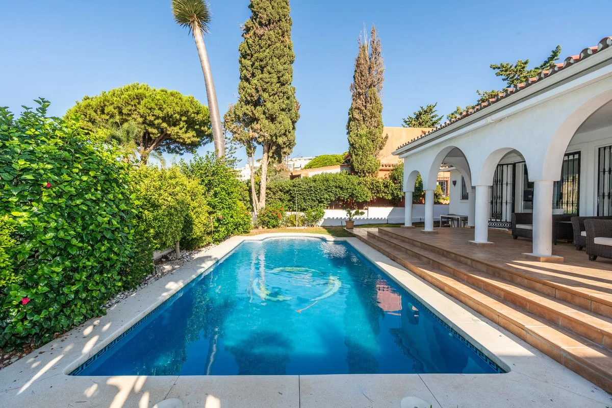 Villa en Costabella cerca de la playa, 3 dormitorios