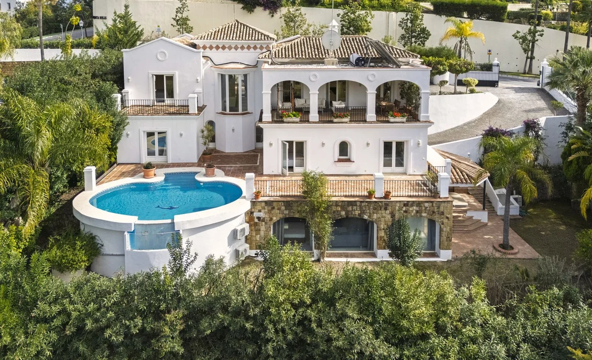 Proyecto de villa frente al golf, cinco dormitorios