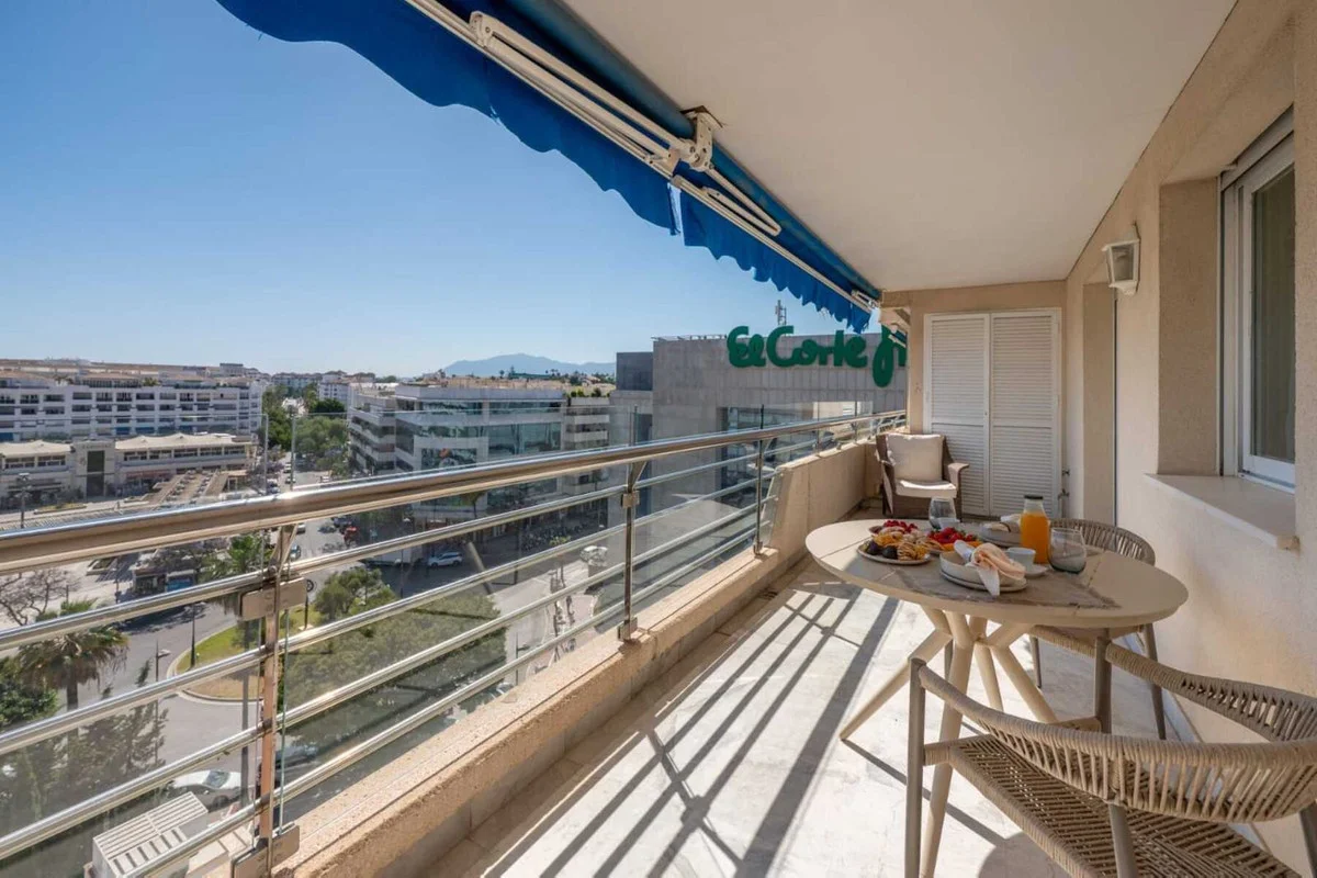 Puerto Banús apartment with sea views