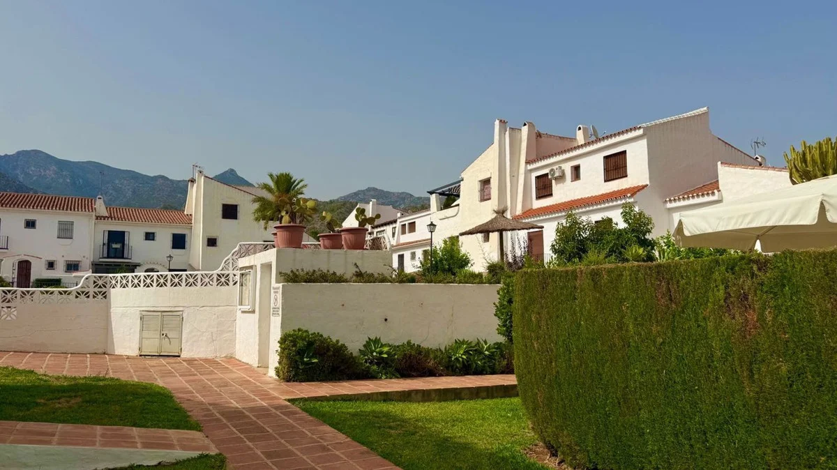 Marbella townhouse with communal pools