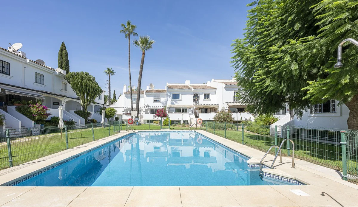 Three-floor townhouse with communal pool