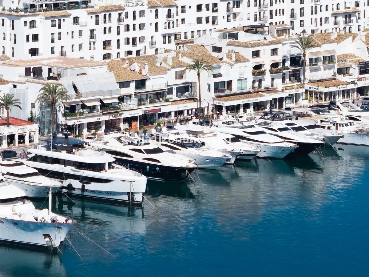 Marina-front apartment in Puerto Banús