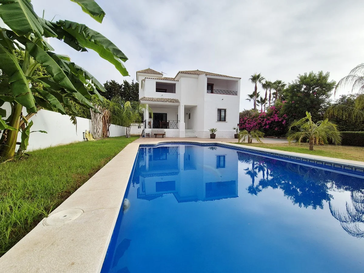 Investment villa in Guadalmina Baja, 4 bedrooms