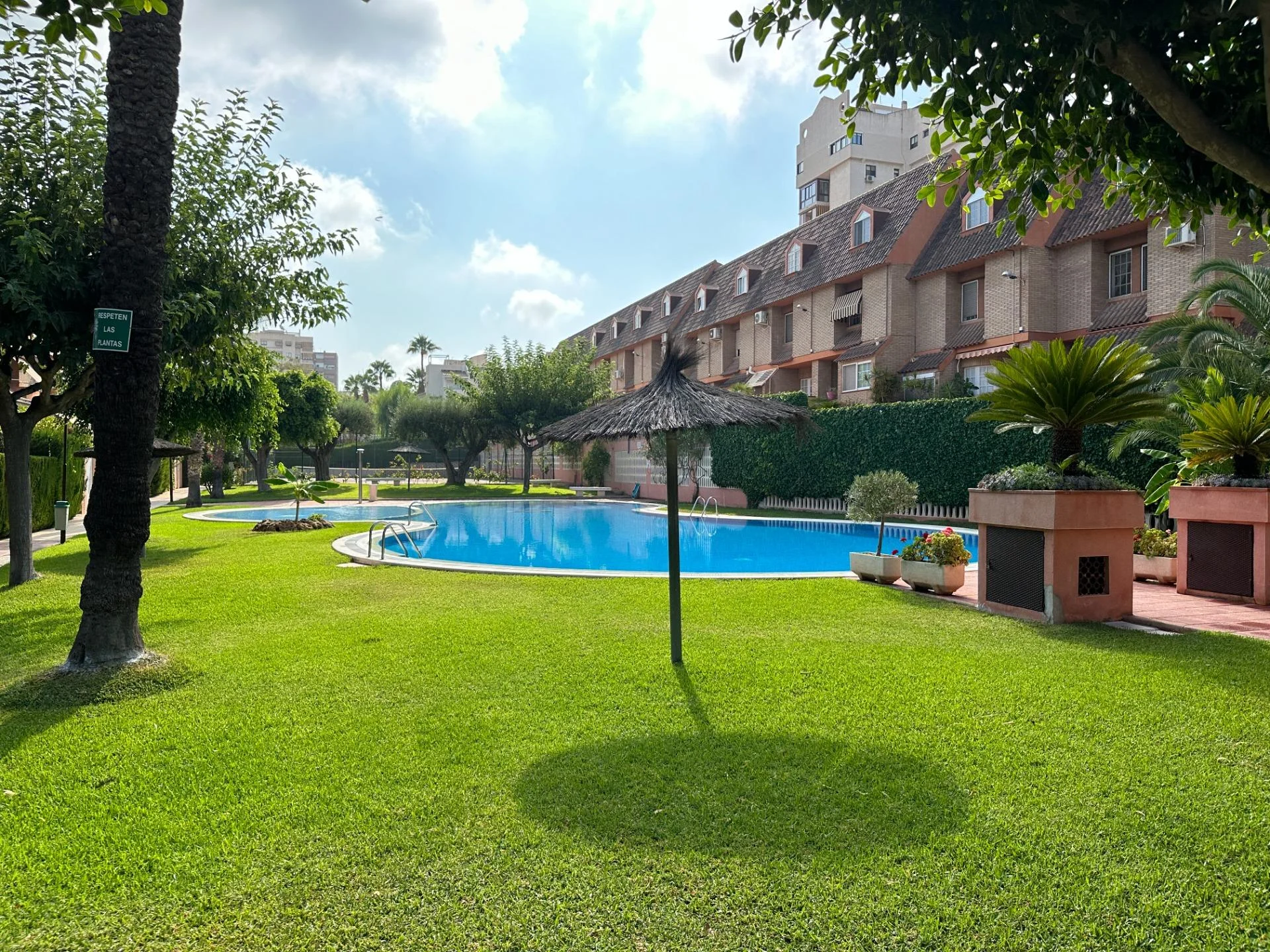 Bungalow de cuatro dormitorios con piscina comunitaria
