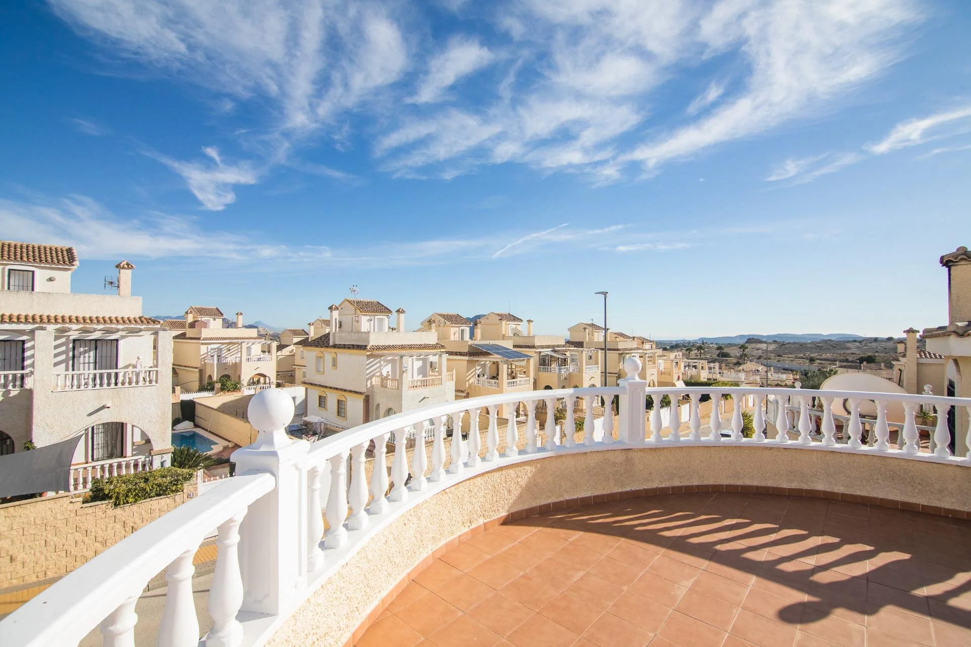 Renovated five-bedroom villa near golf