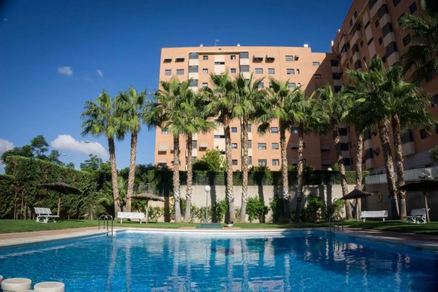 Piso de cuatro dormitorios en San Blas con piscina