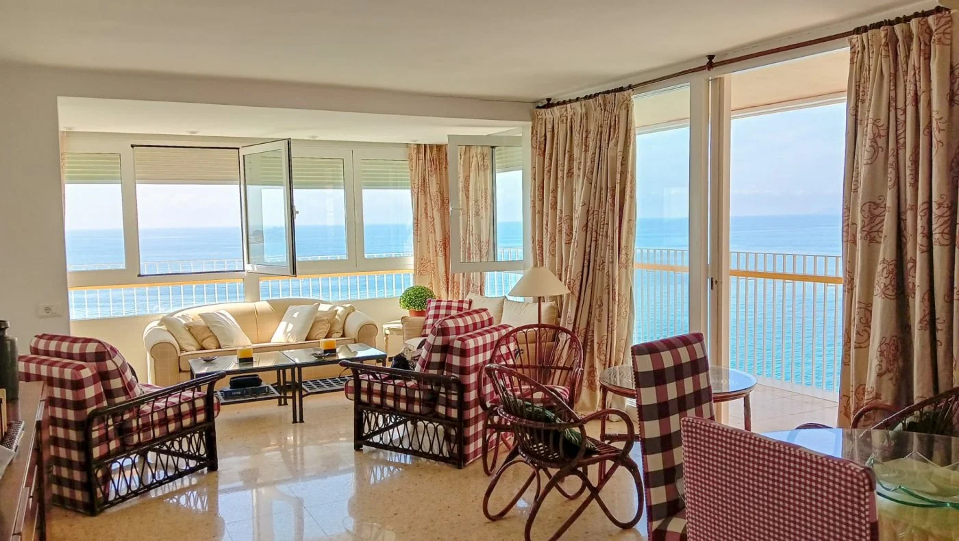 Beachfront Albufereta flat with sea views