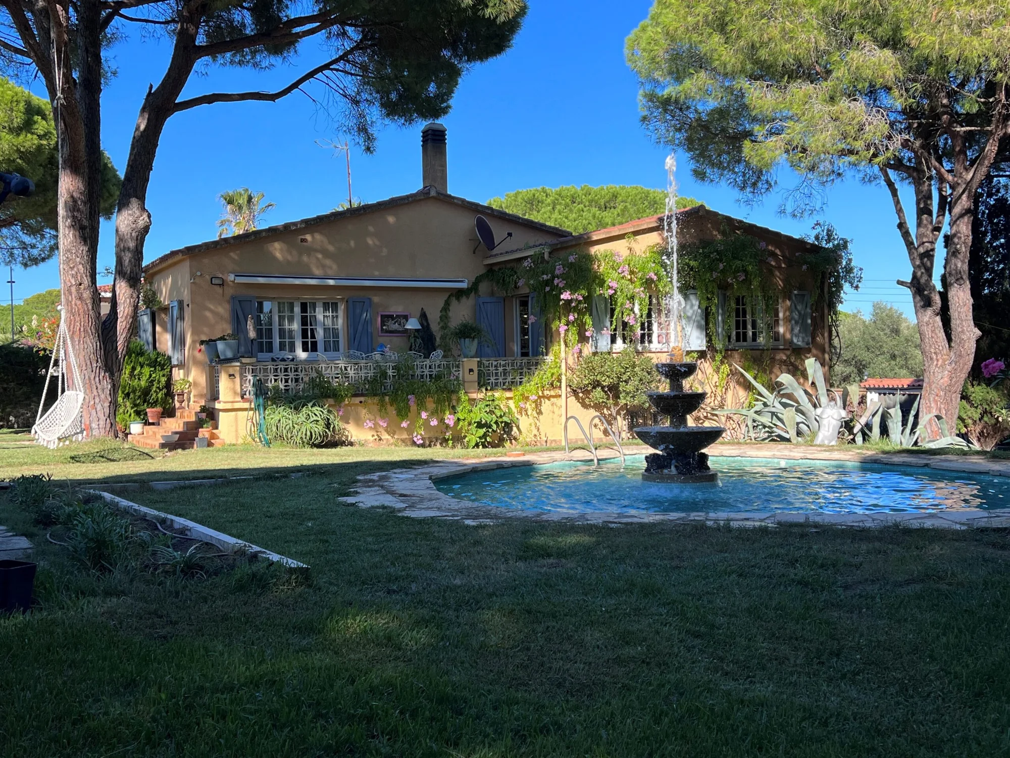 Provençal house with garden and views