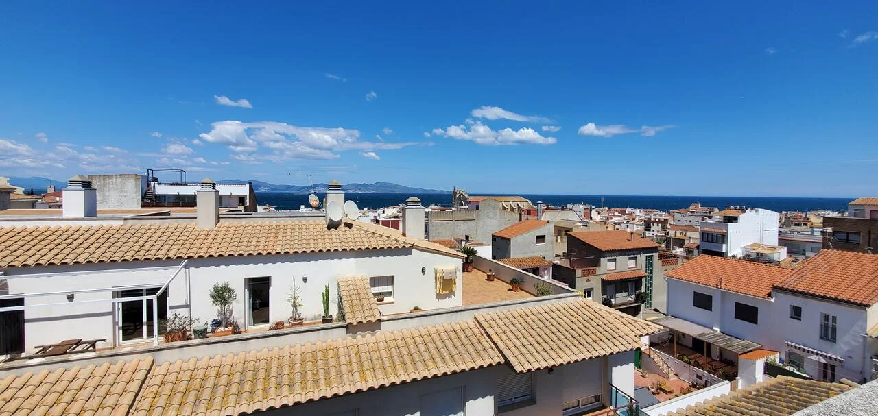 Duplex in L'Escala with sea views