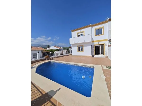 Pareado cerca de Alcaucín con piscina