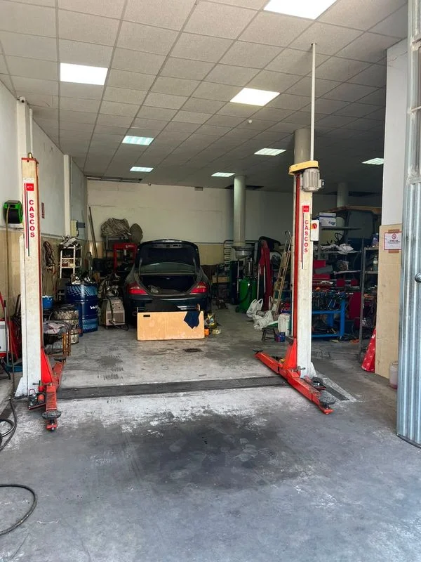 Taller mecánico equipado en Benamocarra