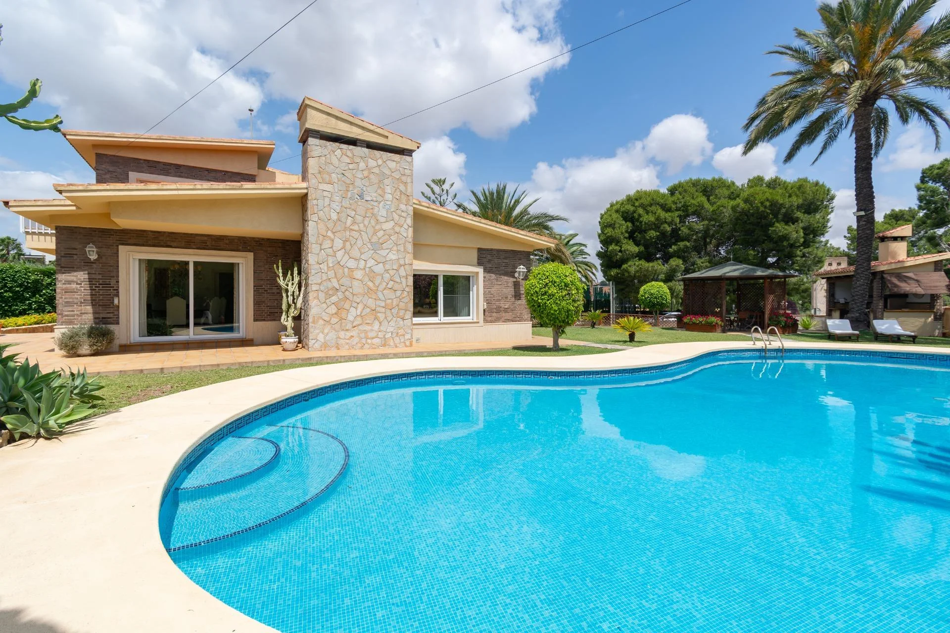 Chalet reformado en Cartagena con piscina privada