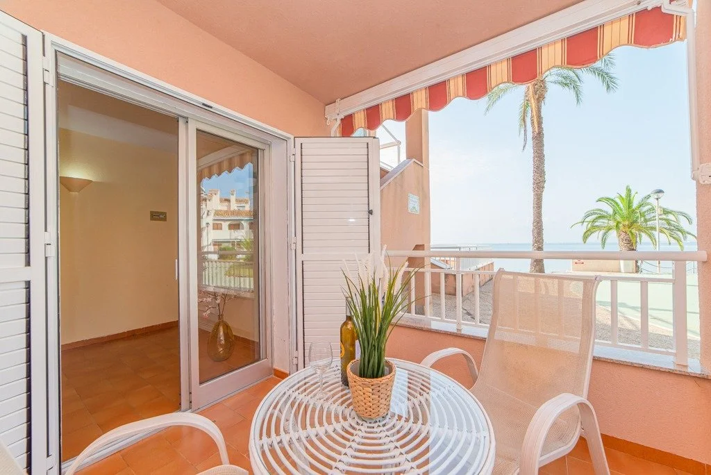 Reserved beachfront ground-floor flat