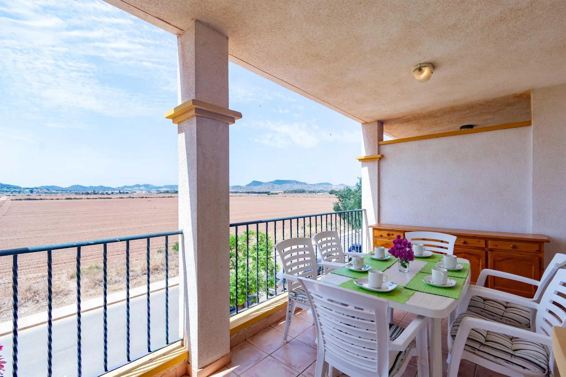 Apartamento costero de dos dormitorios con piscina