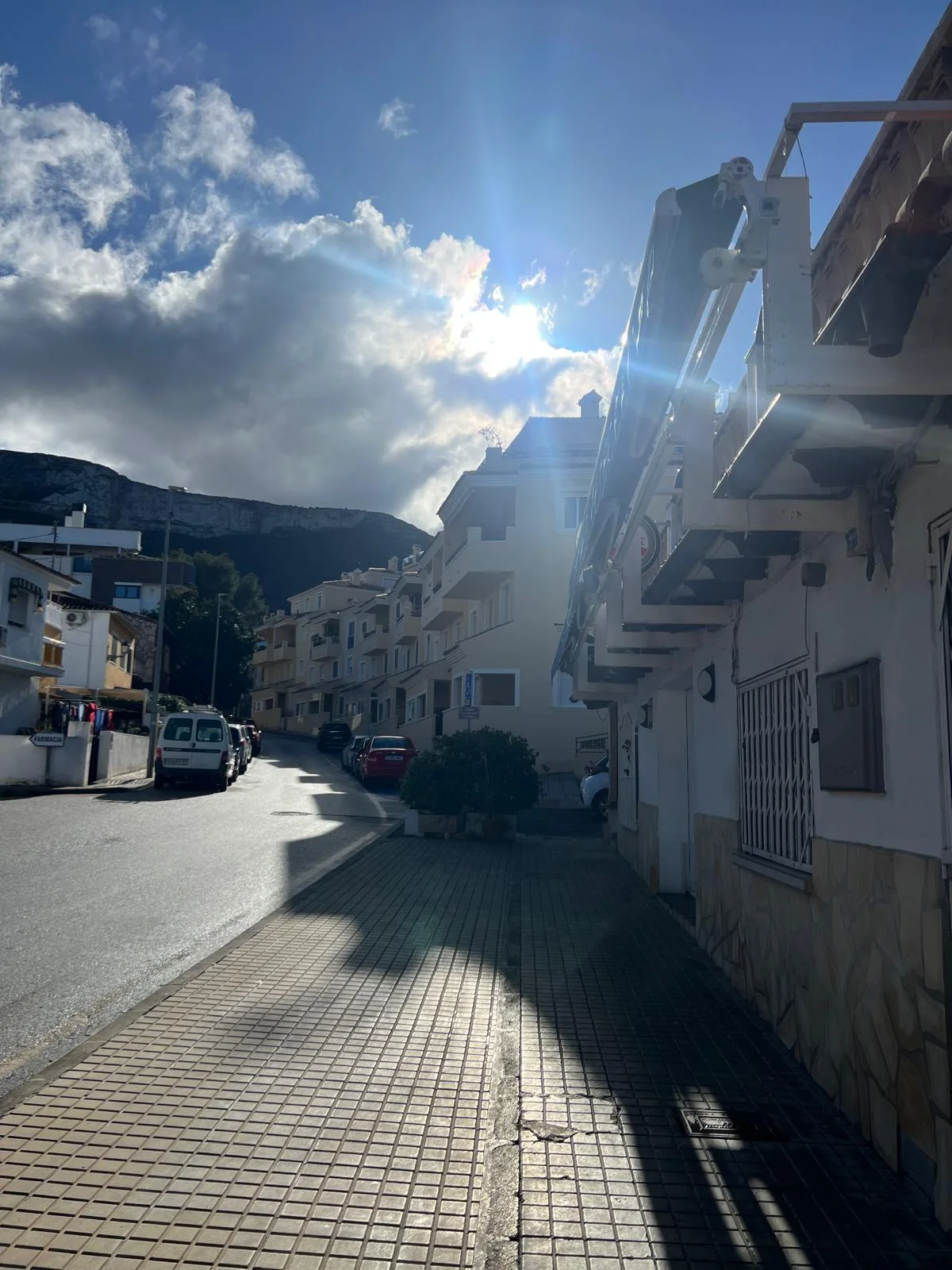 Commercial premises with three-bedroom residence