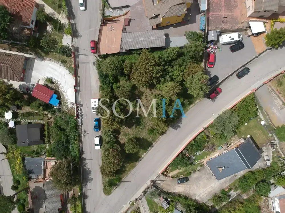 Parcela esquinera soleada en Can Bosc