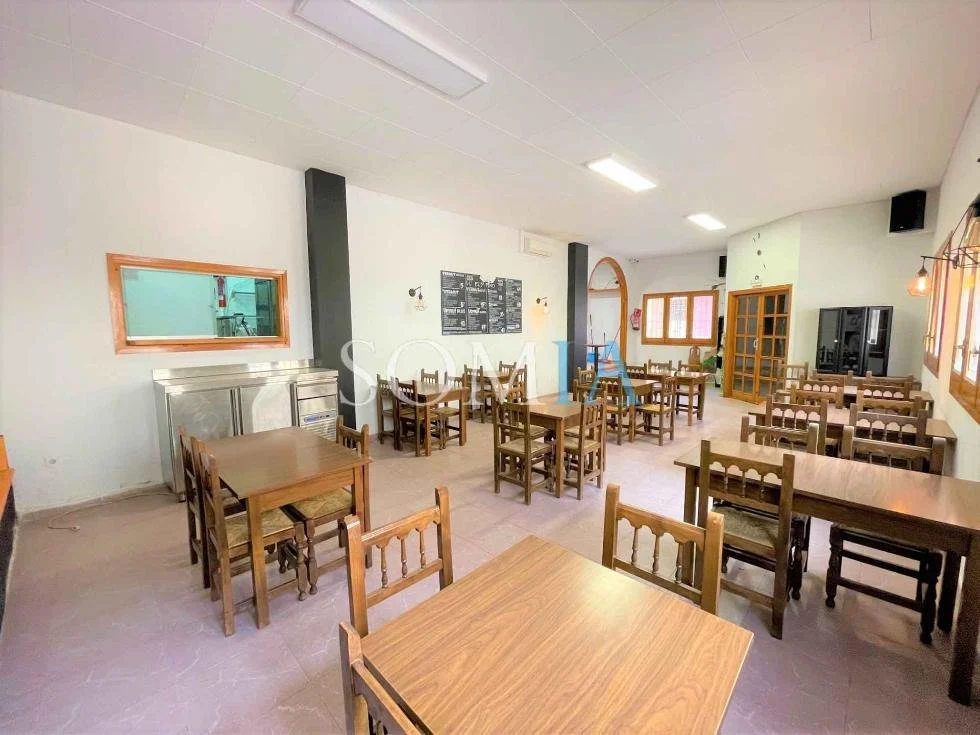 Restaurante céntrico esquinero, dos comedores