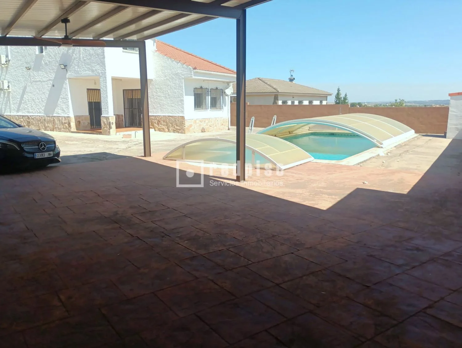Amplia casa de cinco dormitorios con piscina