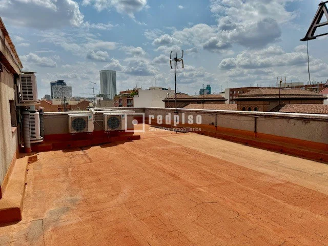 Reformable Tetuán building, 16 bedrooms