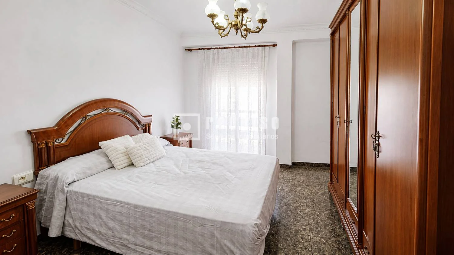 Piso de tres habitaciones con balcón