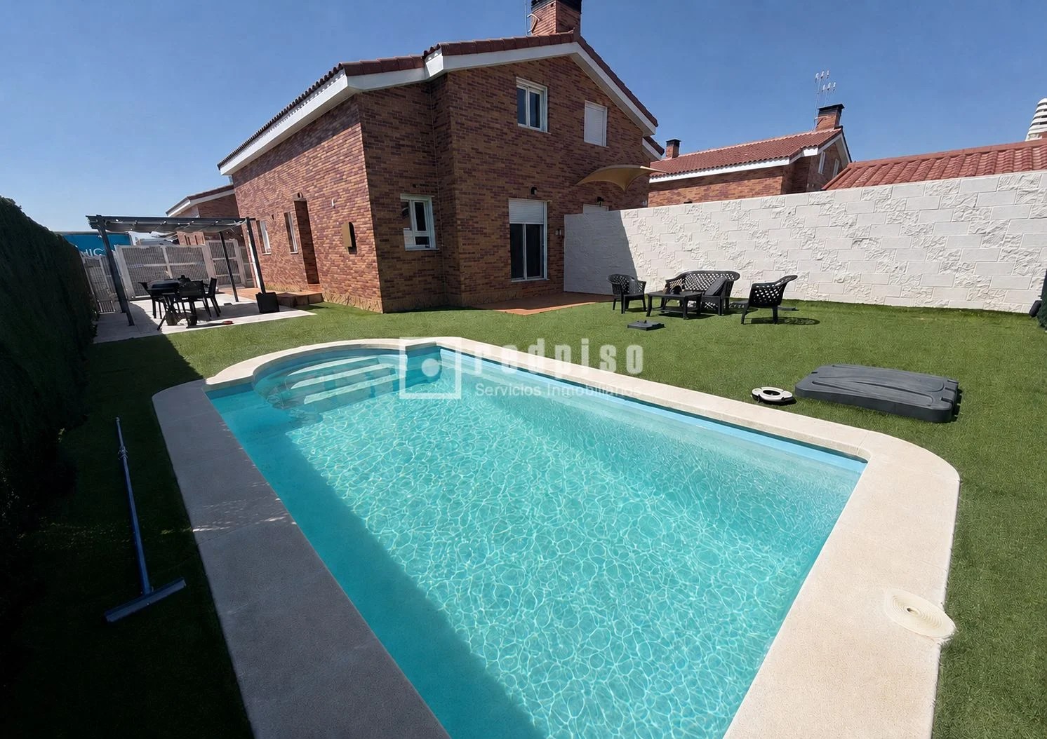 Chalet pareado con amplio patio